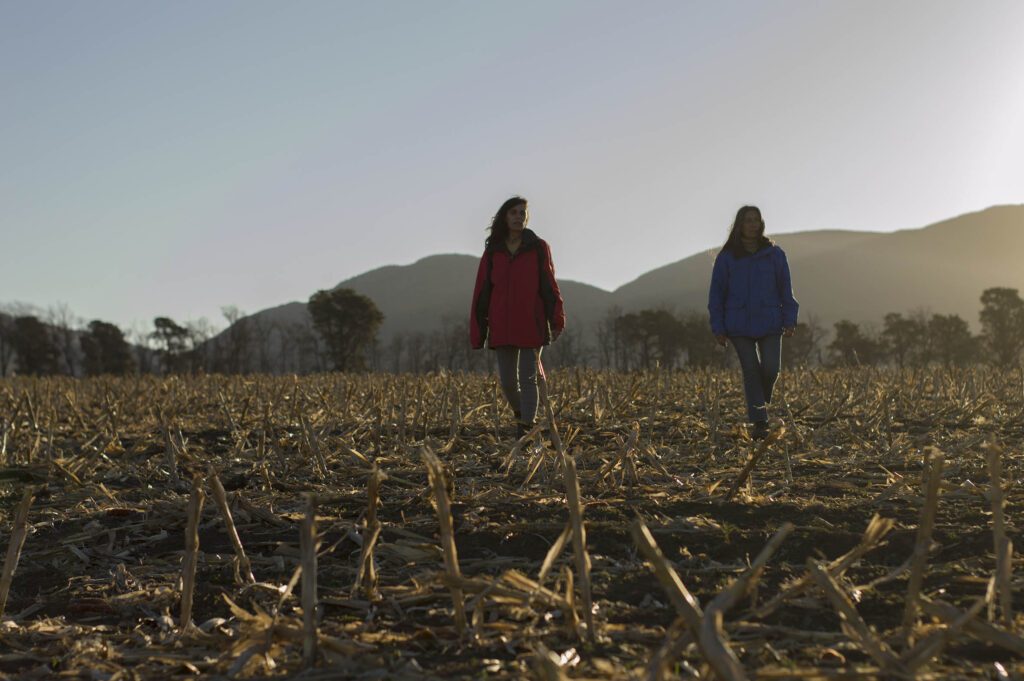Amigas en un camino de campo PH Lucia Chiuca 1