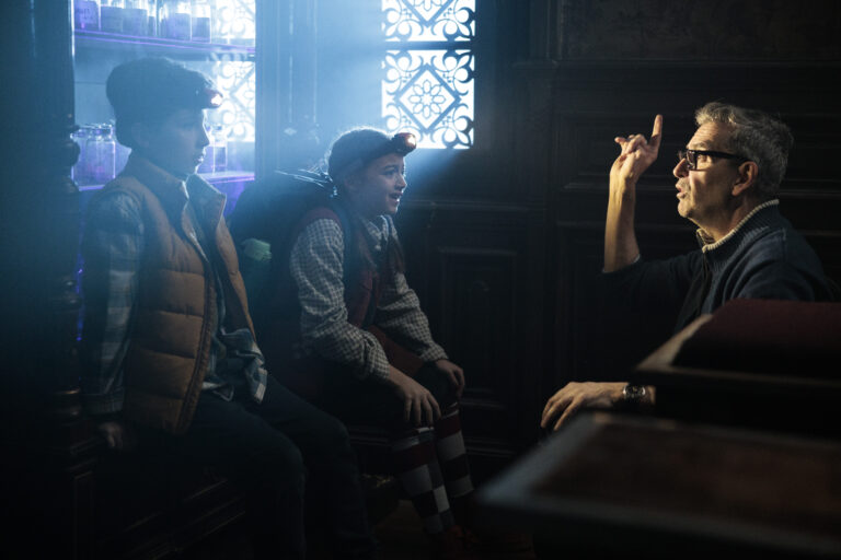 BAJO TUS PIES: El siniestro cuento de hadas dirigido por Cristian Bernard (REVIEW)